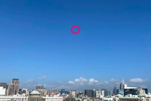 ▲中央氣象局長鄭明典在臉書貼出一張《紐約時報》引用的台北市照片，指出北市在2021年9月27日上午也曾出現來源不明的「氣球」（紅圈處）。（圖／翻攝自鄭明典臉書）
