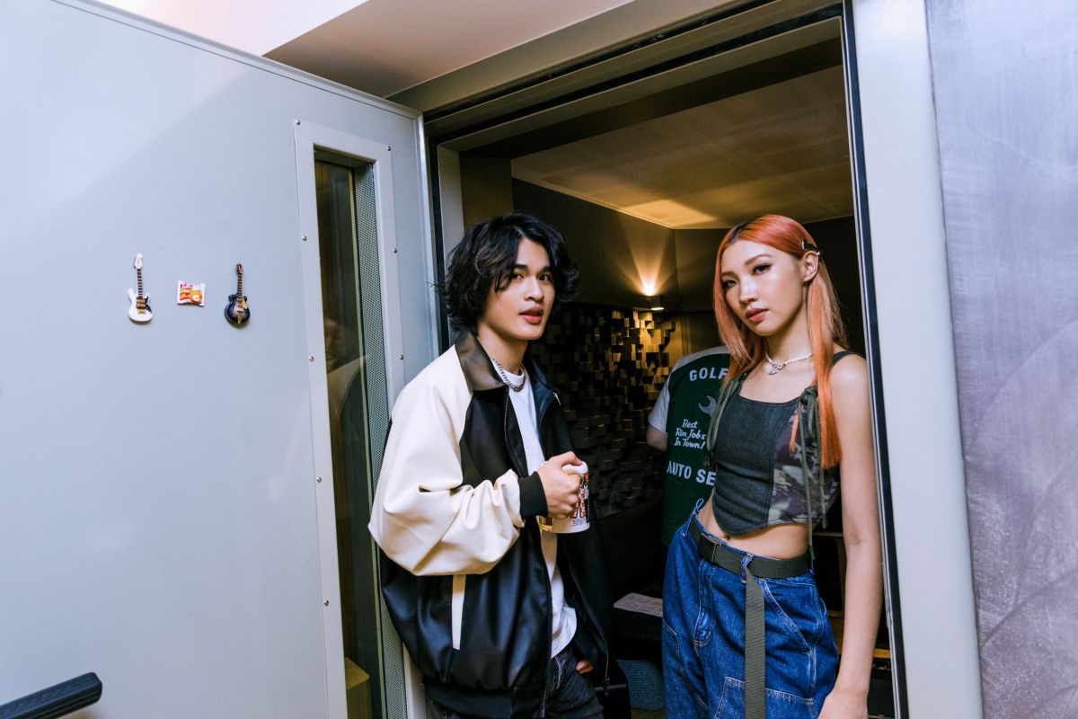 ▲柯棨棋（左）第一次見到Karencici是在「產房」。（圖／華研國際提供）