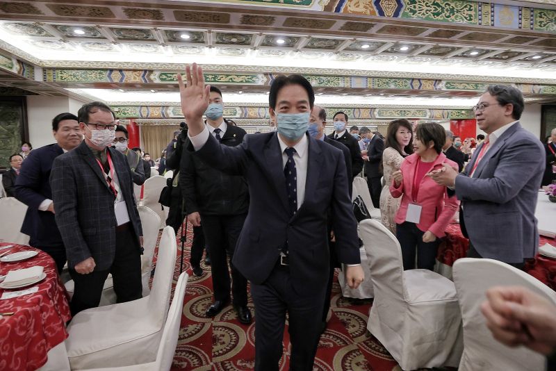 ▲賴清德晚間應世界臺灣客家聯合總會之邀，出席2023客家論壇暨新春餐會，客籍民進黨立委黃世杰也到場。（圖／總統府提供）