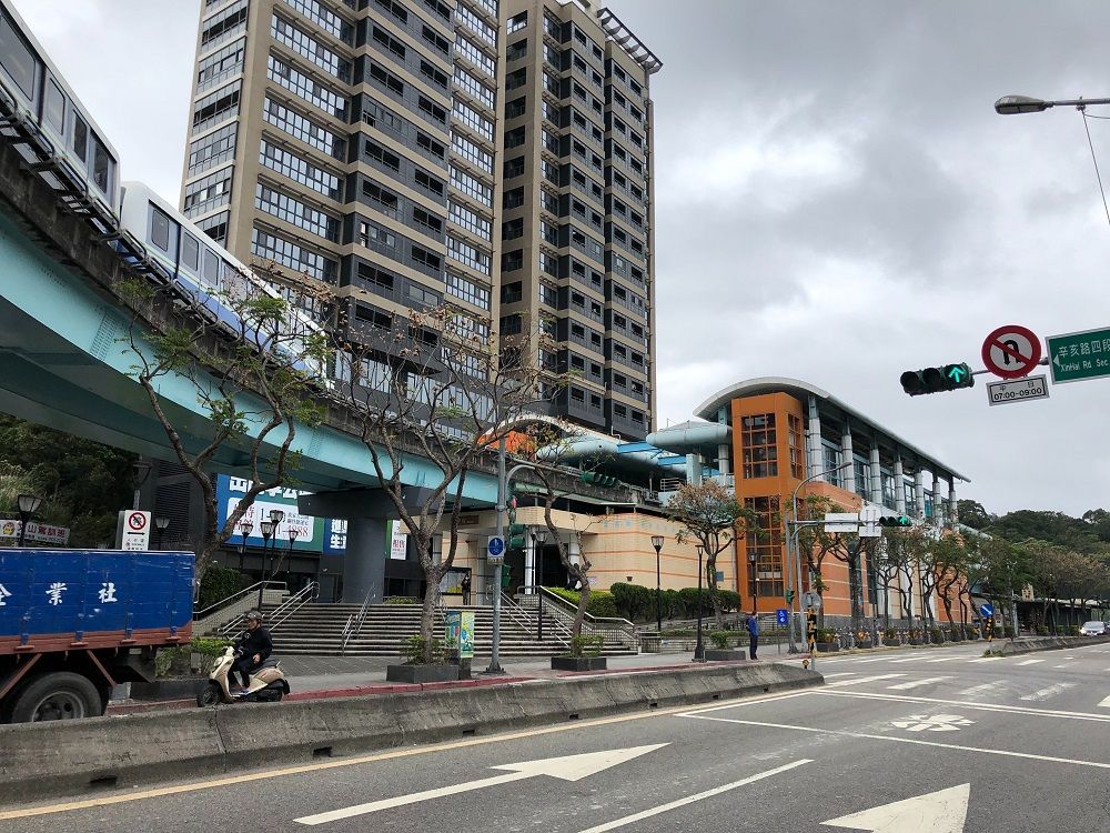 ▲北捷文湖線經維修人員檢視該部列車，研判是異物接觸造成供電迴路短路引起短暫跳電。（圖／NOWnews今日新聞）