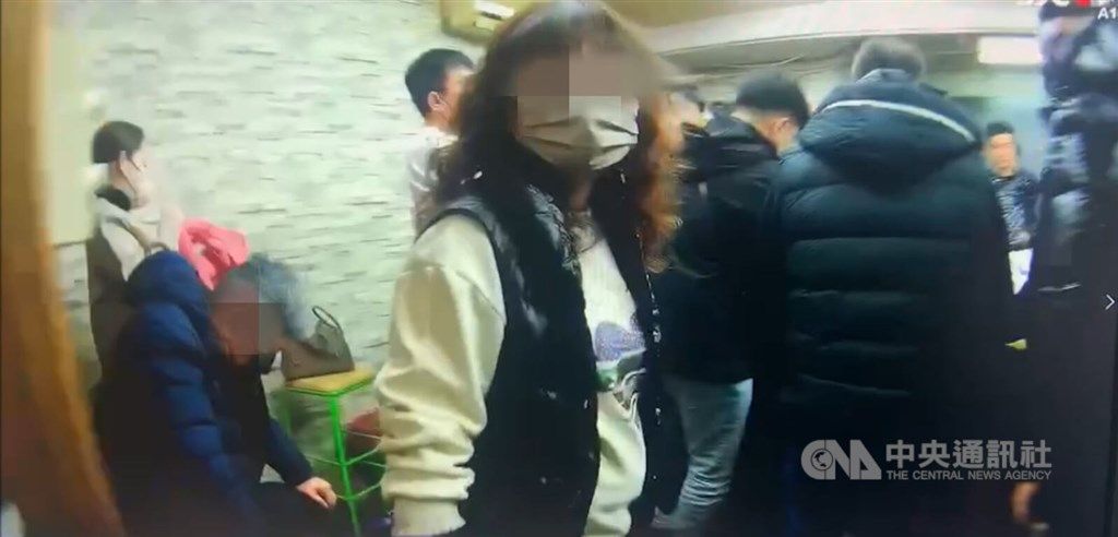 ▲台北市警方11日凌晨在西園路附近破獲一處天九牌大型職業賭場，逮捕賭場負責人及賭客約70人到案，賭客包含前台啤總教練閻家驊（前左）。（翻攝畫面）中央社記者劉建邦傳真 112年2月11日