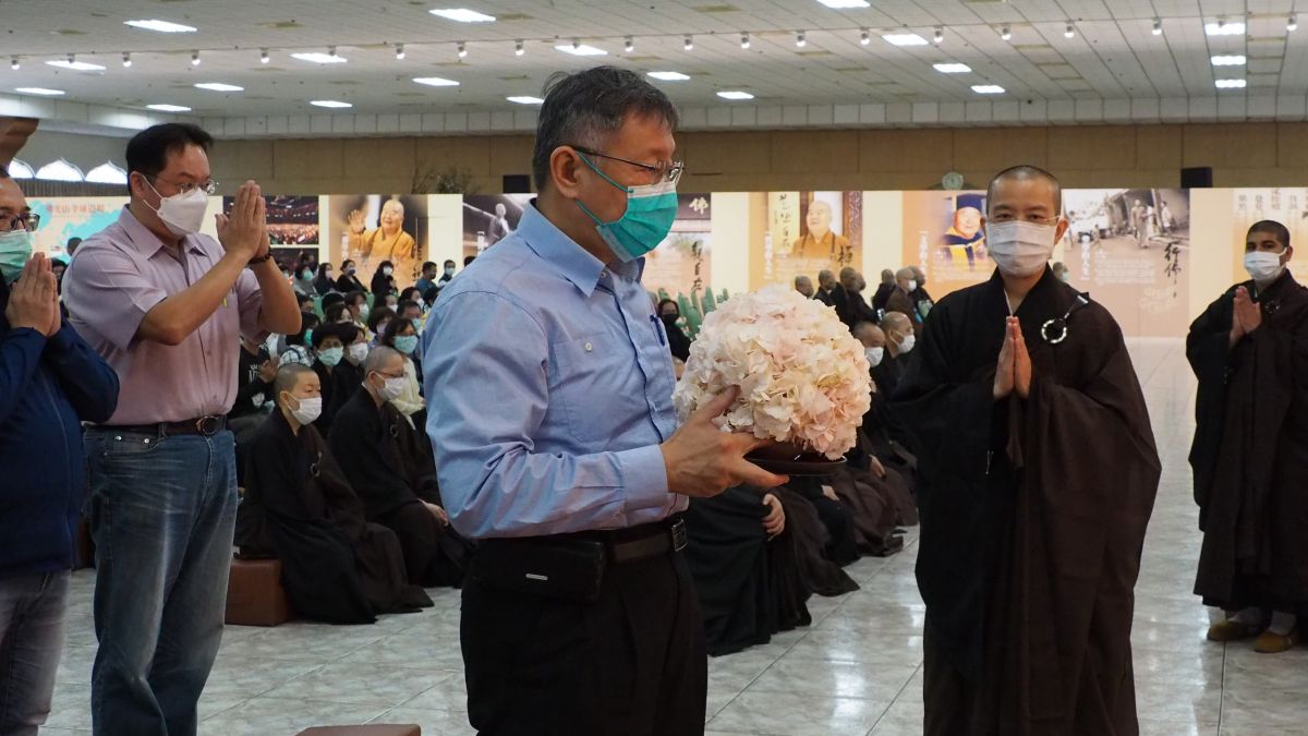 ▲民眾黨主席柯文哲11日中午前往高雄佛光山，弔唁日前辭世的星雲法師。（圖／民眾黨提供）