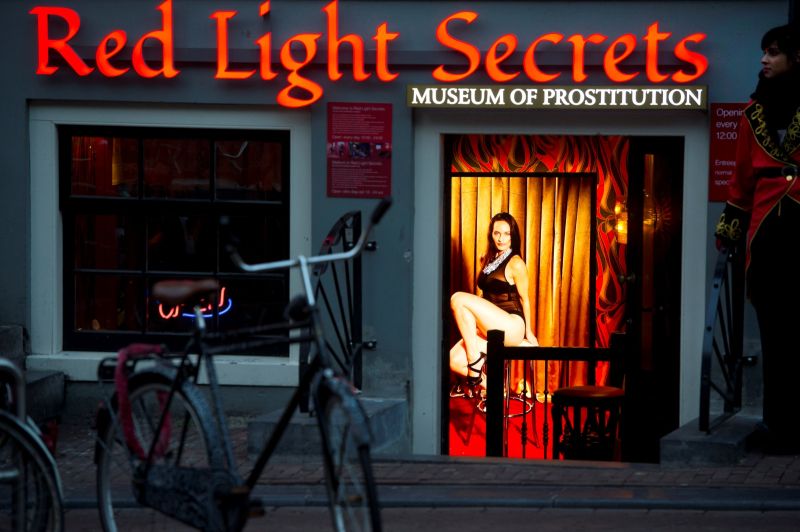 ▲荷蘭的性工作者今天在首都阿姆斯特丹街頭遊行示威，抗議準備讓她們離開市區知名紅燈區遷往巿郊「色情中心」（erotic centre）的計畫。（圖／美聯社／達志影像）