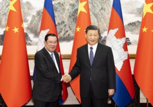 ▲中國國家主席習近平10日在釣魚台國賓館會見到訪的柬埔寨總理洪森。（圖／翻攝自中國外交部）