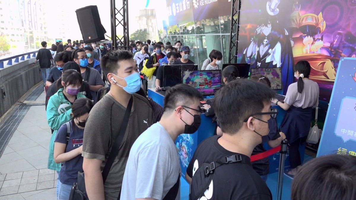 ▲泛娛樂圈年度盛事「橘子嘉年華」，今（11）至明（12）日在高雄巨蛋戶外廣場舉辦「好神SHOW市集」，中午就有許多民眾趁著好天氣前來報到。（圖／記者嚴俊強攝）