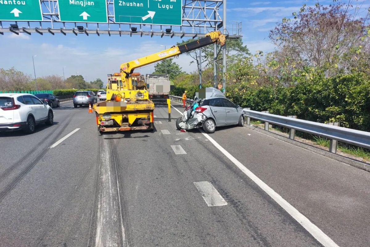 ▲國道3號北上244.1K竹山路段，今（11）日上午10點54分發生3車連環撞，轎車車尾全爛，車上3大1小送醫。（圖／翻攝自記者爆料網）