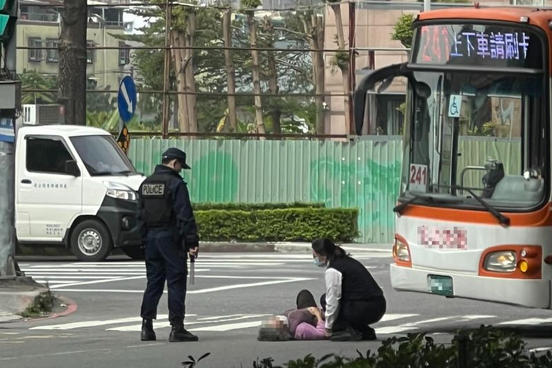 ▲新北市中和區中正、連城路口，今日中午一位87歲婦人過馬路遭左轉公車撞上，痛苦倒地不起，左手疑似骨折。（圖／翻攝自我是中和人臉書社團）