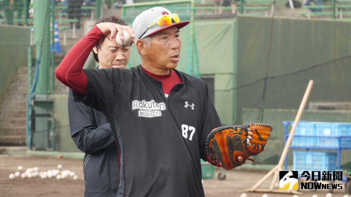 ▲樂天桃猿在今（29日）宣布原主帥曾豪駒遭到撤換，由日籍教練古久保健二接任總教練一職，這將是樂天桃猿隊史第二任日籍總教練，也是樂天桃猿隊史第二位外籍總教練。（圖／吳政紘攝）