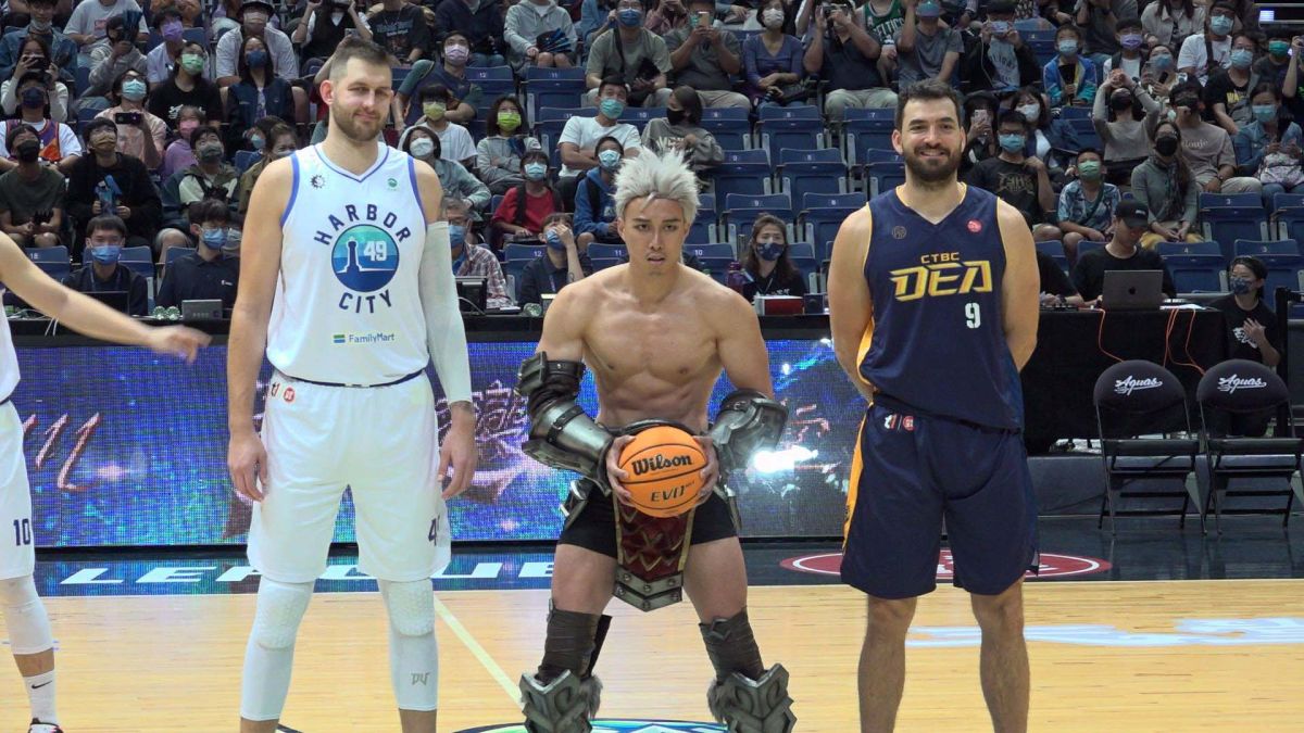 ▲《天堂M》今明兩日（2/11、2/12）與T1職籃聯盟「高雄全家海神」聯名合作打造主題週，開球嘉賓都是由Coser扮演的《天堂M》狂戰士操刀。（圖／記者嚴俊強攝）