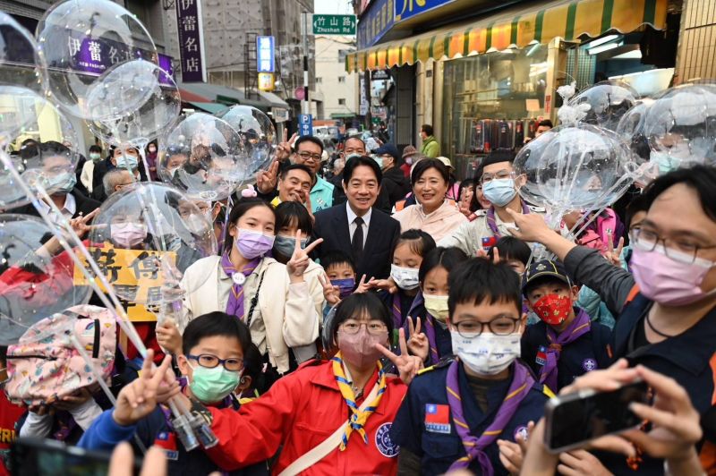 ▲賴清德上星期到竹山參加元宵踩街，拉抬蔡培慧支持度，沿途民眾熱情與他合照。（圖／蔡培慧競總提供，2023.02.11）
