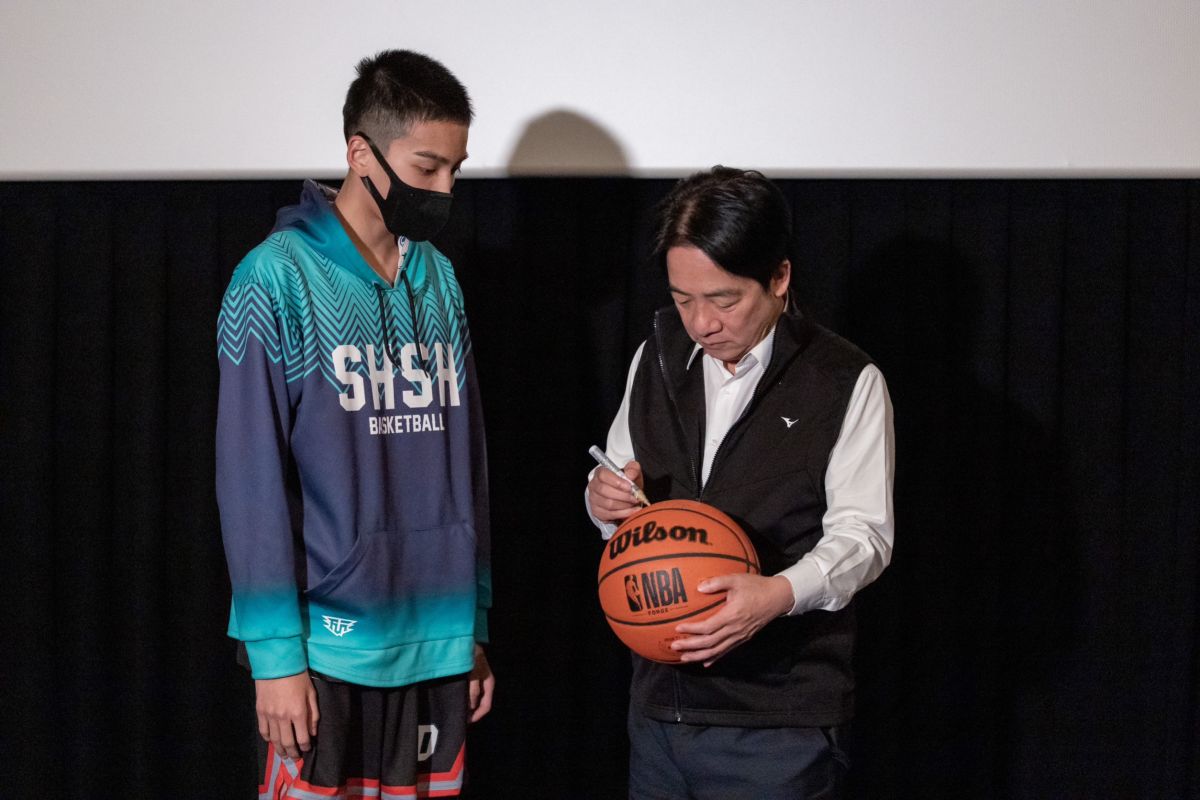 ▲賴清德邀請邀請永仁女籃、善化高中籃球隊觀賞「灌籃高手」。（圖／總統府提供）