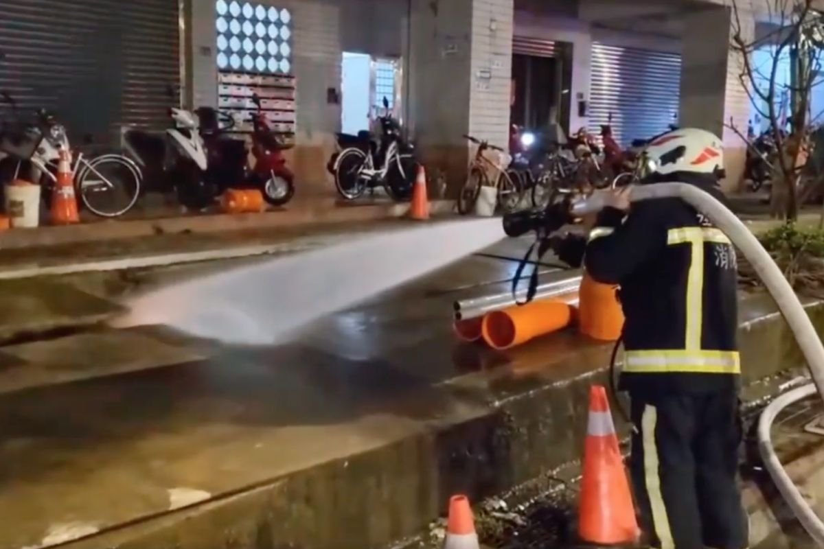 ▲基隆市工建路今晚疑因挖破瓦斯管線，造成街道起火，消防緊急派員到場處理，並疏散附近住戶。（圖／翻攝自楊秀玉臉書）