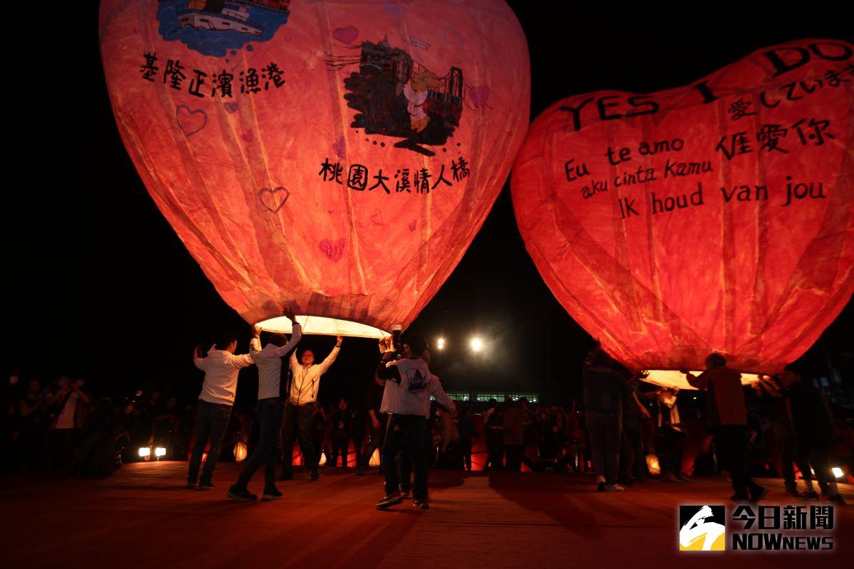 ▲北台四首長及駐台外國使節等貴賓共同施放搭配各國「綿情語句」及「北台4縣市最夯約會勝地」主題設計的心型雙主燈。（圖 ／記者吳嘉億攝，2023.02.11）