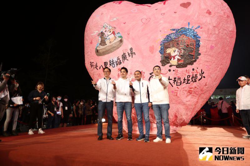 ▲北台四首長齊聚新北平溪放天燈。（圖 ／記者吳嘉億攝，2023.02.11）