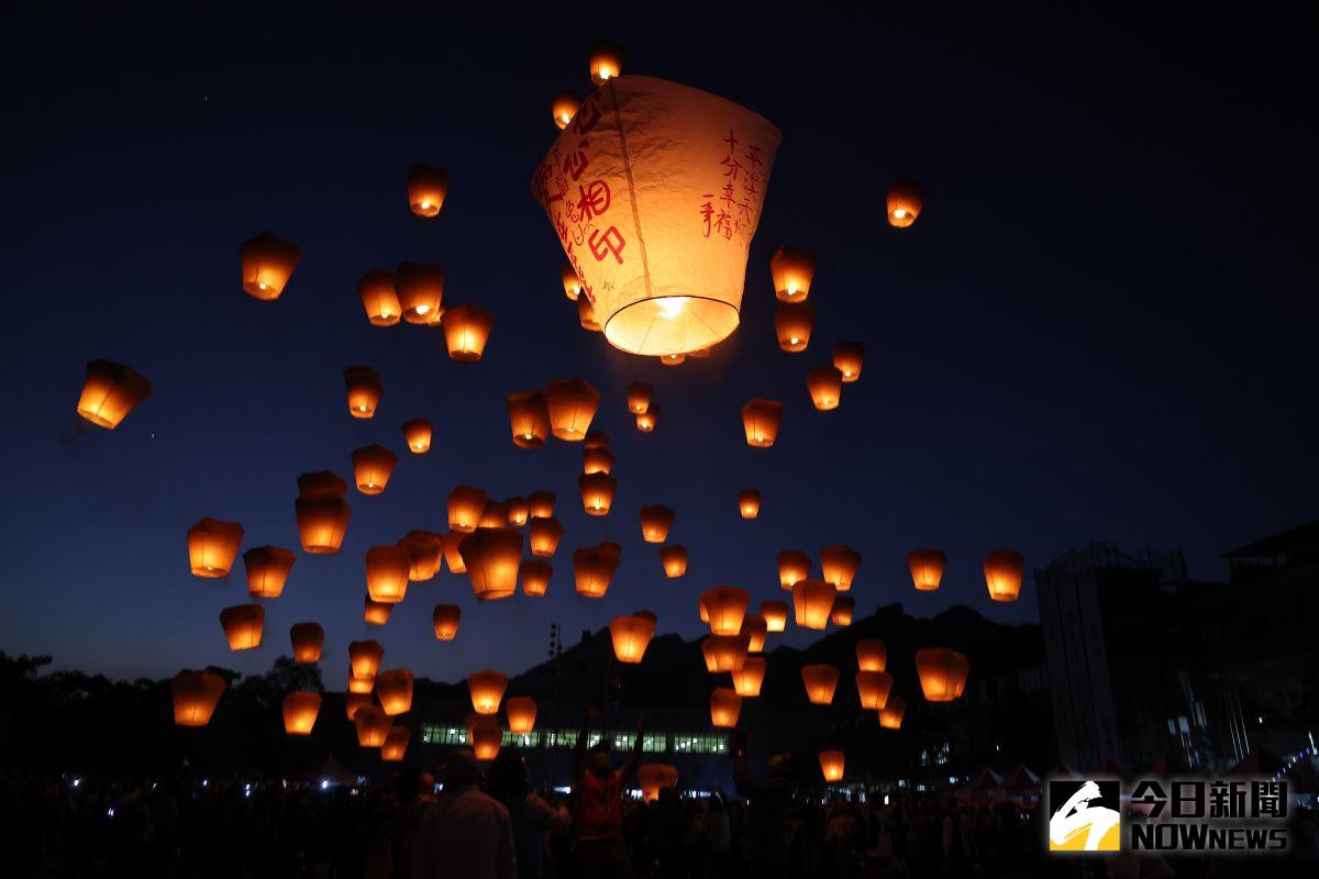 ▲新北市2025平溪天燈節活動2/8登場。圖為2023年施放天燈照。（資料照／記者吳嘉億攝）