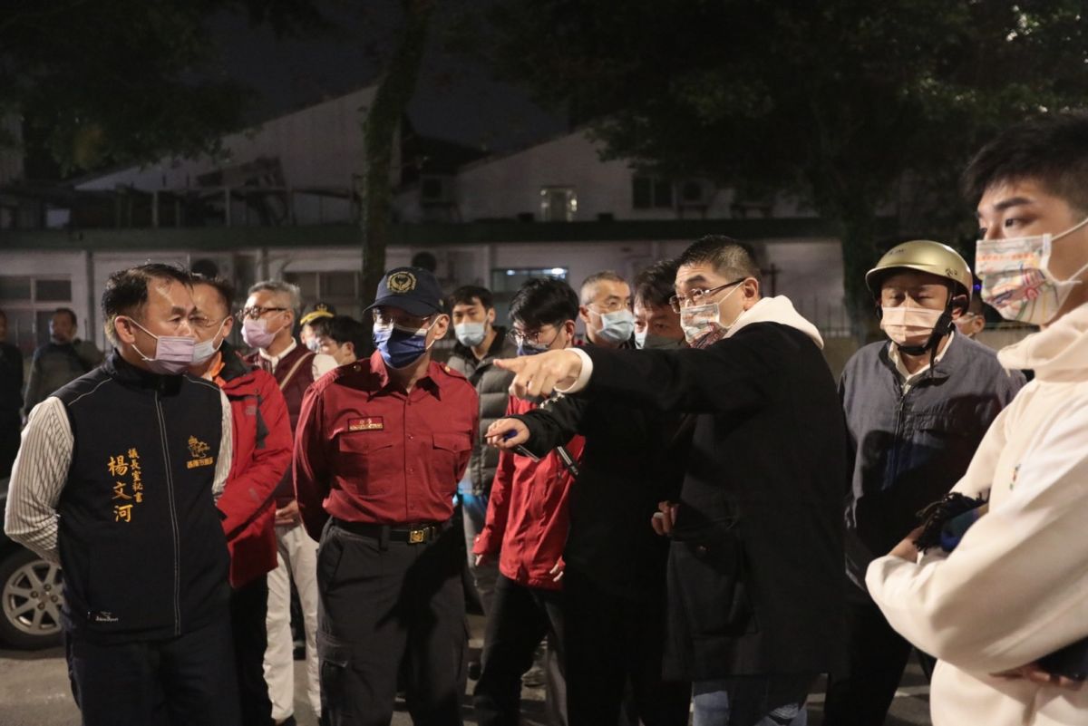 ▲基隆市工建路發生天然氣管線破裂漏氣引燃火災意外，謝國樑趕到現場了解。（圖 ／基隆市政府提供）