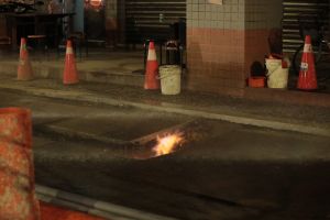 ▲基隆市工建路120號發生疑似瓦斯舊管線遭施工人員挖破，導致現場竄起火勢。（圖 ／基隆市政府提供）