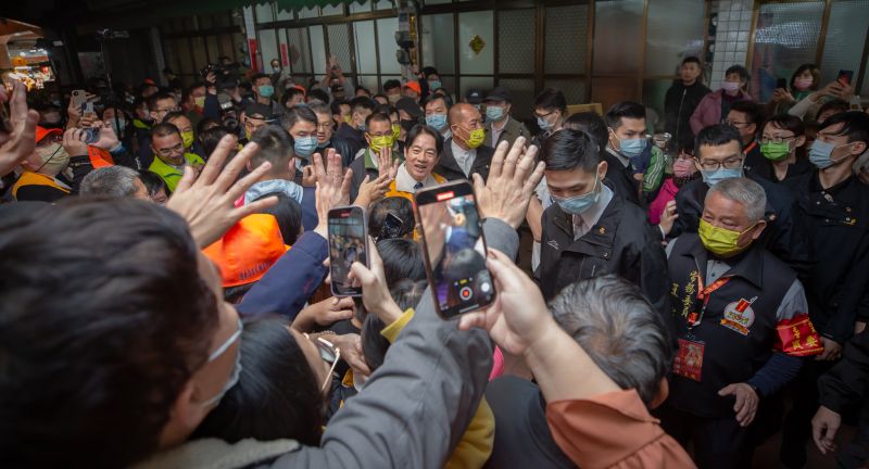 ▲賴清德赴苗栗白沙屯拱天宮，恭迎白沙屯媽祖出巡往北港進香。（圖／總統府提供）