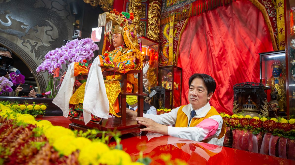 ▲賴清德赴苗栗白沙屯拱天宮，恭迎白沙屯媽祖出巡往北港進香。（圖／總統府提供）