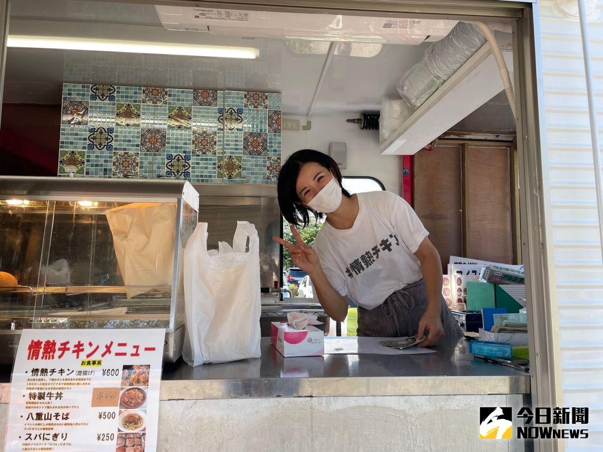 ▲情熱炸雞店美女老闆仲地彩未。（圖／吳政紘攝）