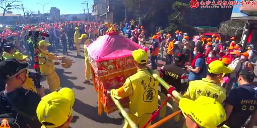 ▲苗栗縣通霄鎮白沙屯拱天宮媽祖進香，今（12）日凌晨1點25分起駕出發，跟隨進香的隊伍綿延數公里，展開9天8夜的進香之旅，白沙屯媽凌晨時更突然加速，急著趕往通霄慈惠宮。（圖／翻攝白沙屯拱天宮YT）