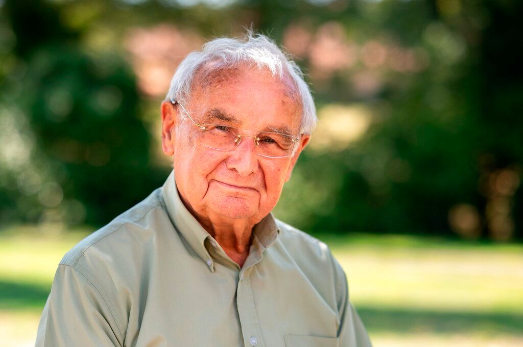 ▲法國中部的歐哈杜爾二戰慘遭納粹滅村，倖存者中最後一人赫伯拉斯（Robert Hébras）今早逝世，象徵一個世代的終結。他以講述大屠殺歷史記憶為一生志業，盼透過不斷訴說與傳承，找尋和平與和解之路。（圖／美聯社／達志影像）