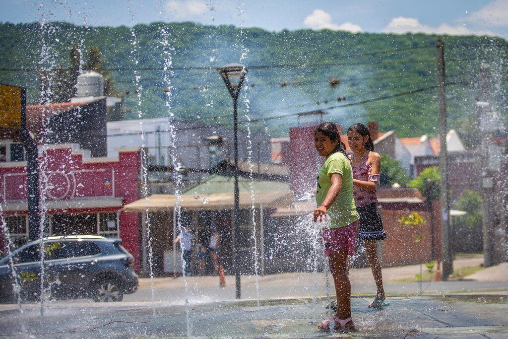 ▲阿根廷國家氣象局今天表示，阿根廷遭逢60多年來最嚴重的熱浪襲擊，當局已對南部和中部9個省分發布健康警告。（圖／美聯社／達志影像）
