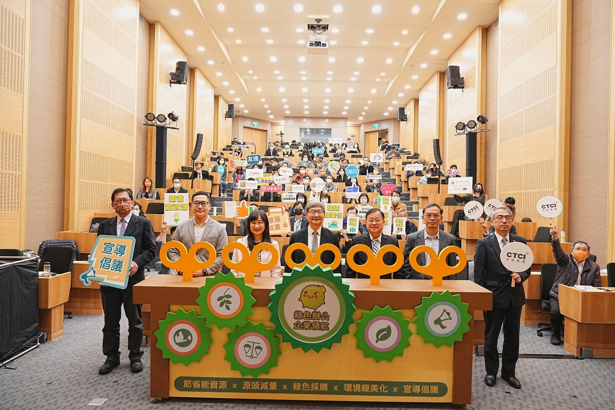 ▲環保署副署長沈志修及標竿廠商共同宣示落實綠色辦公。（圖／環保署提供）