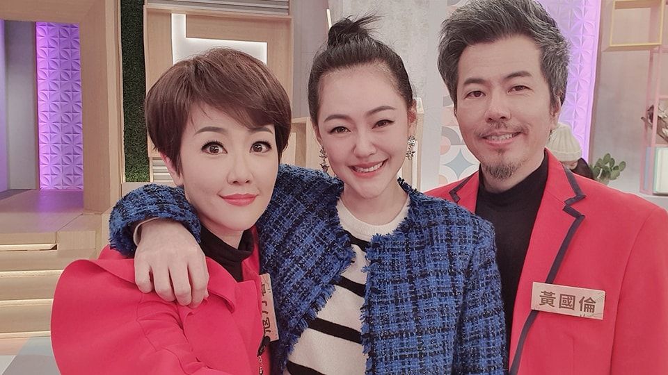 ▲黃國倫（右）、寇乃馨（左）日前在小S（中）的節目《小姐不熙娣》談到兩人爭吵的原因。（圖／翻攝自黃國倫臉書）