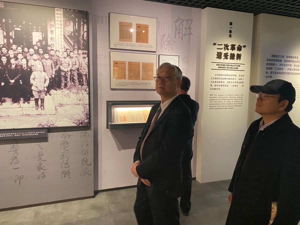 ▲夏立言今上午前往中山陵謁陵，並指出國民黨無論在大陸時期或台灣，都致力實踐國父孫中山先生三民主義建國理想。（圖／國民黨提供）