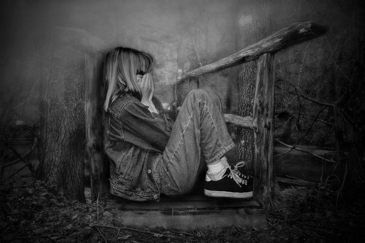 ▲5名孩童遭噴辣椒水後，瞬間眼淚狂飆倒地哀嚎。（示意圖／取自Pixabay）