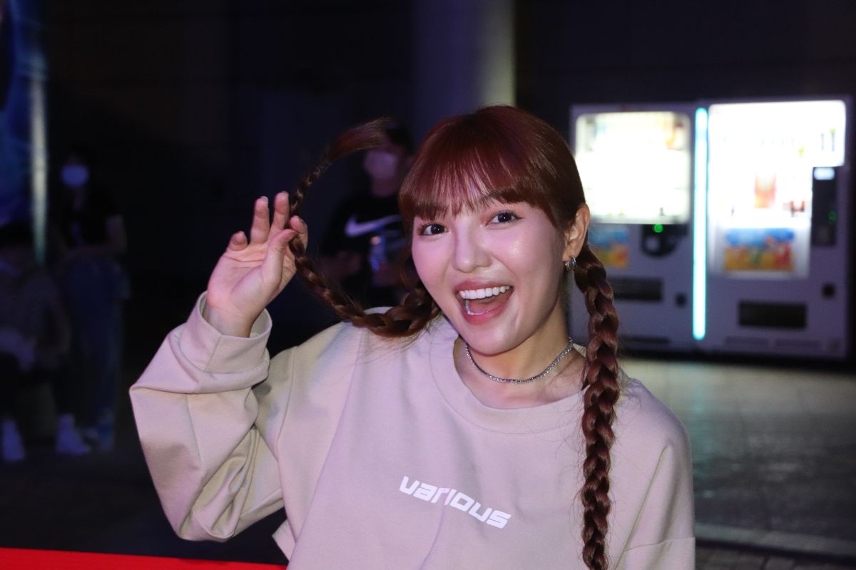 ▲橘子嘉年華本週末連兩天在高雄巨蛋舉辦線下實體活動「好神SHOW市集」，主持人何美直呼人潮真的有夠多。（圖／記者張志浩攝）