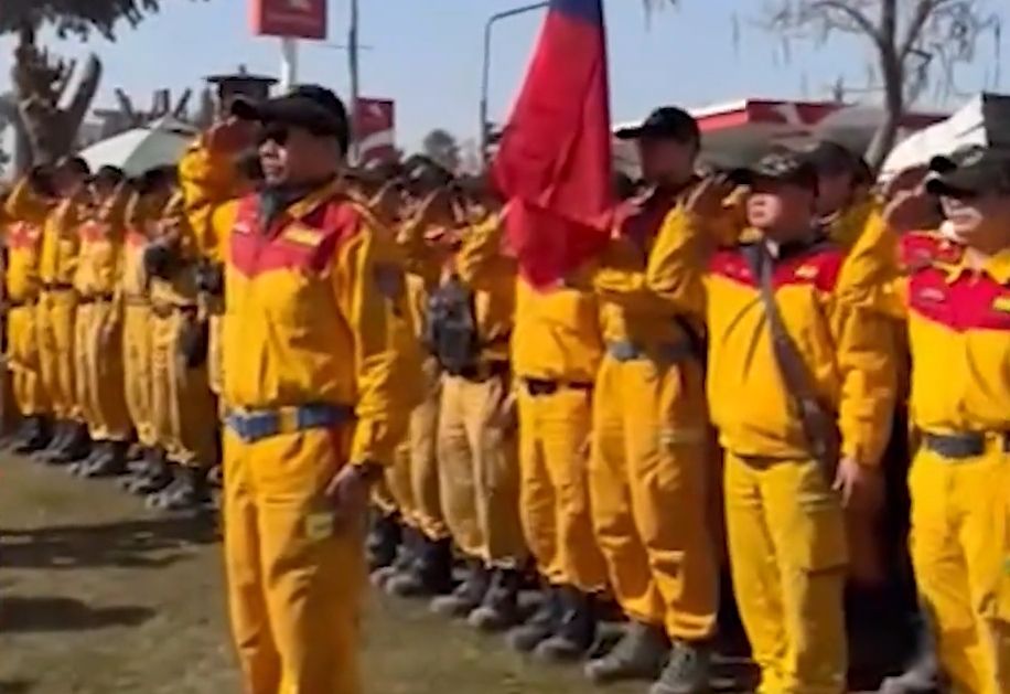 ▲稍早搜救隊列隊向災區致敬，並搭乘接駁車往阿德亞曼機場分批返台。（圖／翻攝畫面）