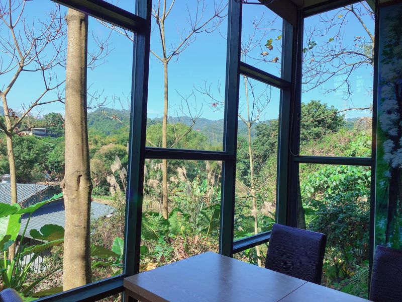▲店名「一畝田」其實沒有田,店面位置在一個小小鐵皮屋中,多數在地人平時開車奔馳在一旁安一路公路上,就這樣不小心錯過!(圖/翻攝自一畝田咖啡輕食官方臉書)