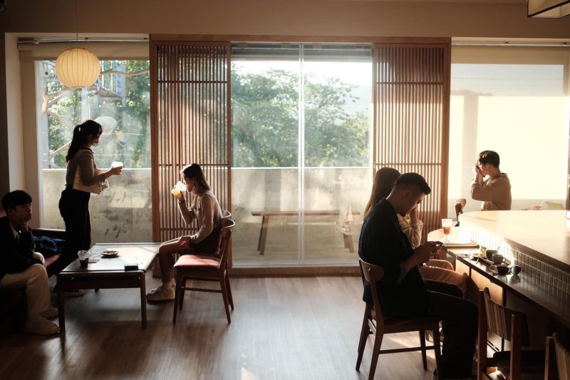 ▲在環河快速道路旁,以老房子改建的「綠河Green River Roastery」並不大,小小空間卻被業者改建的相當有風味,去過的網友都大讚「像一秒到京都!」(圖/翻攝自綠河Green River Roastery官方臉書)