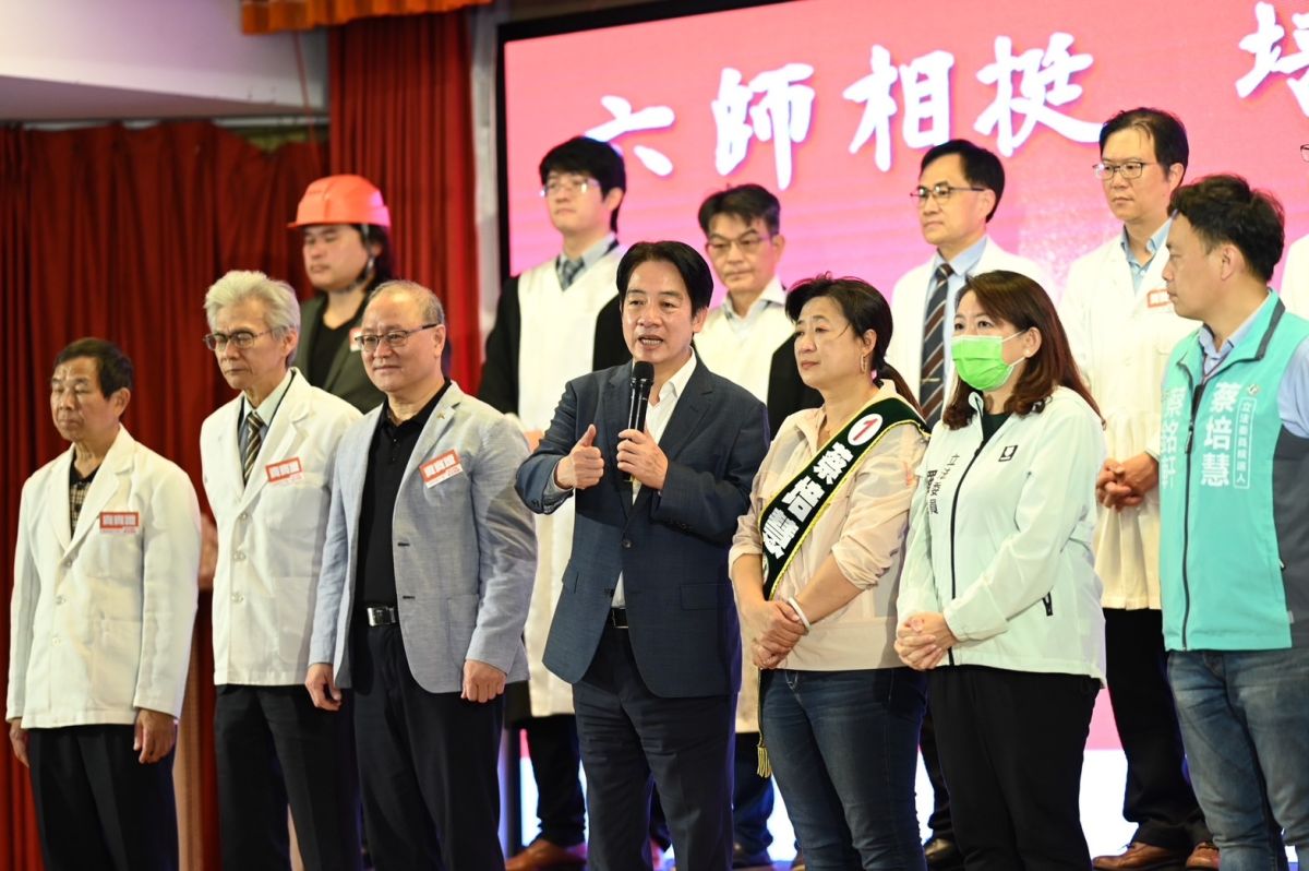 ▲蔡培慧在後援會成立大會上落淚，賴清德說，要擦掉蔡培慧的眼淚，唯有給她機會與選票支持。（圖／民進黨提供）