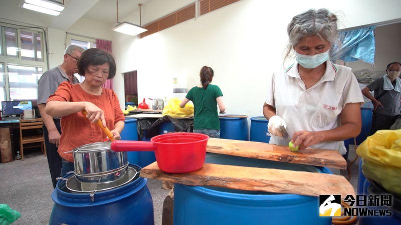 ▲洪慶隆因緣際會接觸到志工們利用村子裡種植的無農藥檸檬，加上黑糖和水混和攪拌，靜置發酵半年後就完成了清潔力很棒的純天然清潔酵素。（圖／記者李春台攝，2023.02.12）
