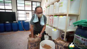 楊文書 ▲楊文書說,自從接觸酵素後,他也回到鄉下老家做社區推廣,經過一段時日,楊文書驚訝表示,社區的螢火蟲竟然復育起來。(圖/記者李春台攝,2023.02.12)