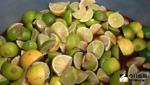 檸檬製作環保酵素 ▲純天然的環保酵素是利用無農藥檸檬,加上黑糖和水混和攪拌,靜置發酵半年後就完成了清潔力很棒的純天然清潔酵素。(圖/記者李春台攝,2023.02.12)