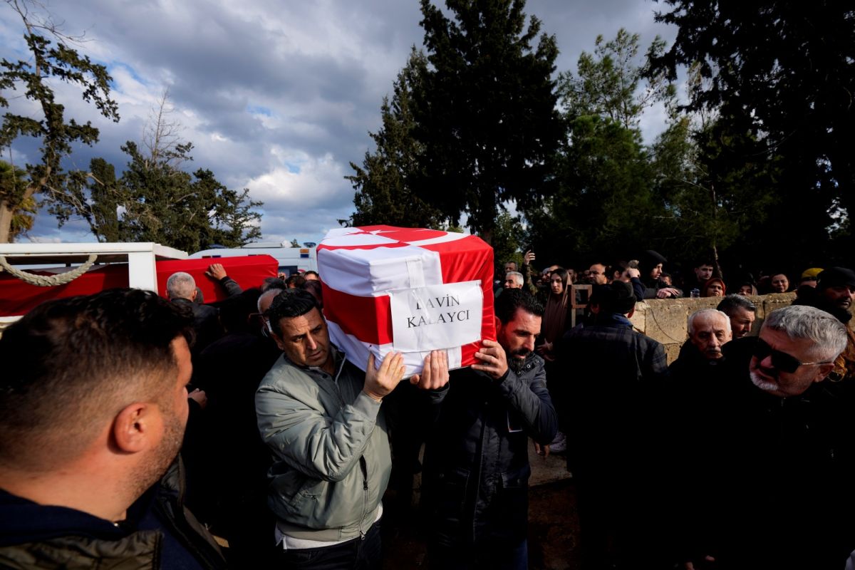 ▲北賽普勒斯土耳其共和國一個城鎮民眾12日為上週命喪土耳其強震39人者送葬。（圖／美聯社／達志影像）