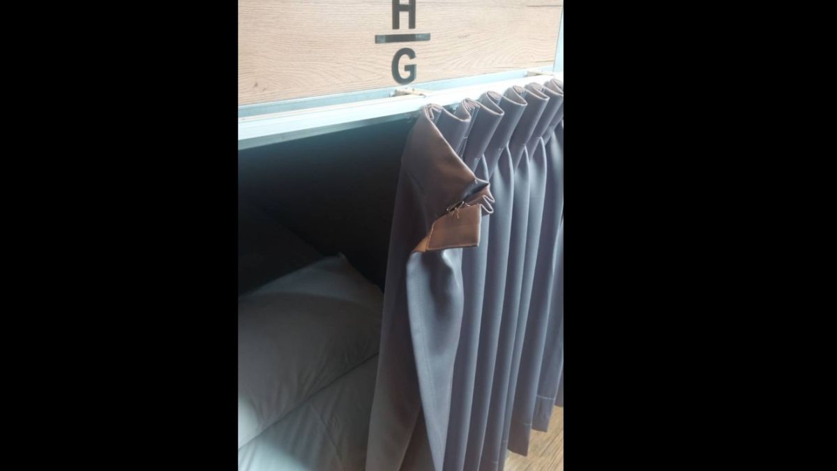 ▲青年旅館在臉書粉專PO照，控訴台大管院學生營隊住進旅館，卻不按照合約內容，弄壞窗簾搞破壞、垃圾也不分類。（圖／翻攝自青年旅館臉書）