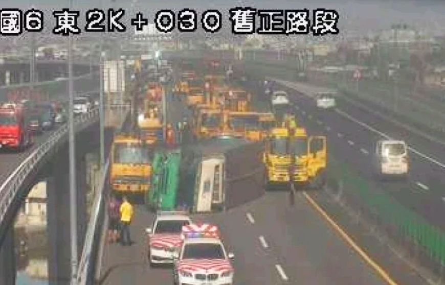 ▲今（13）日上午9點多，國道6號東向1.8公里近舊正交流道附近，一輛大貨車與轎車生碰撞，貨車翻覆橫躺在路中央，造成1人OHCA，緊急送醫搶救中。（圖／翻攝國道監視器）