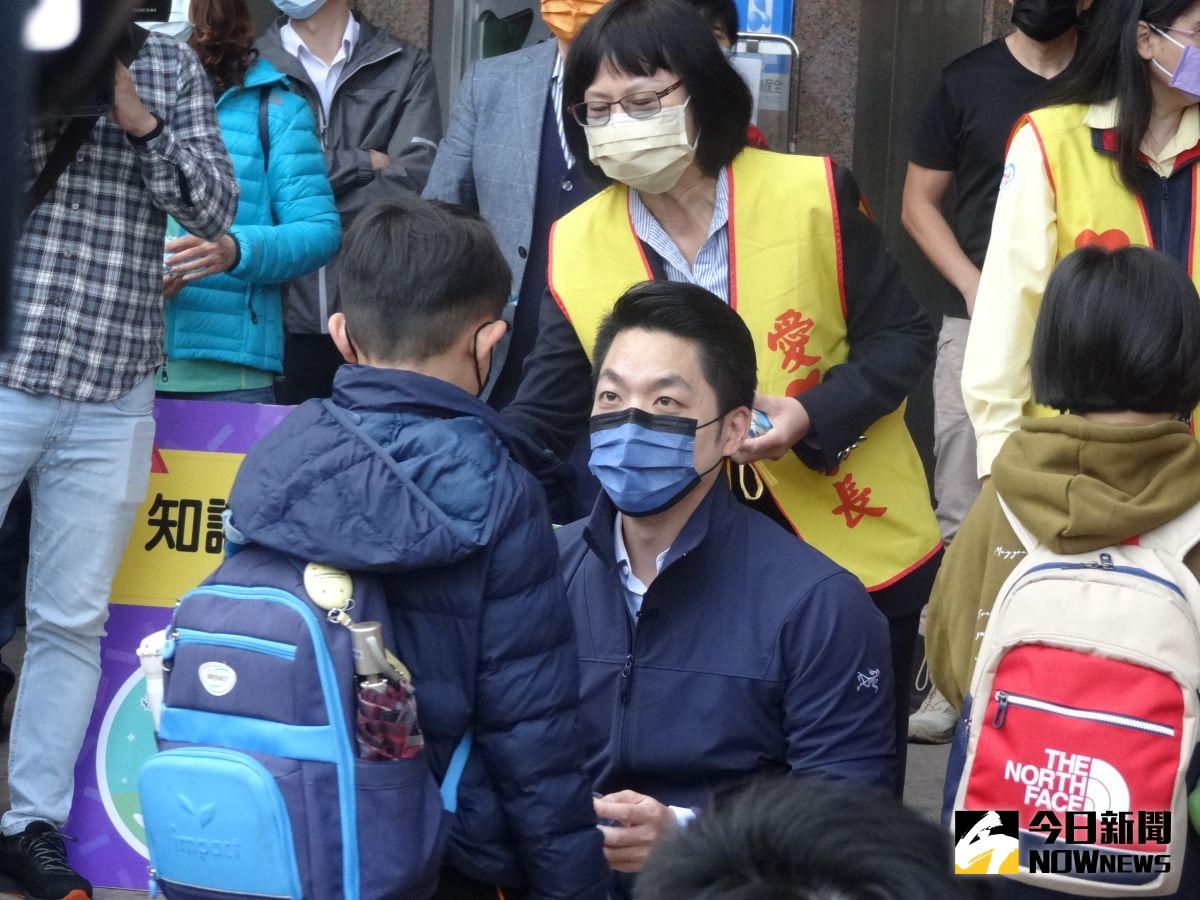 ▲台北市長蔣萬安一早到松山國小陪學童開學收心。（圖／記者呂炯昌攝，2023.02.13）