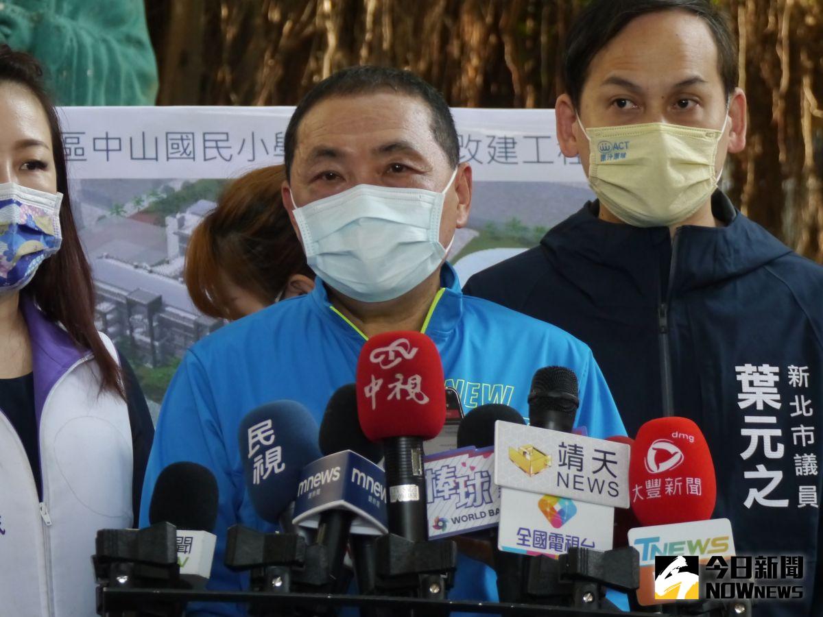 ▲侯友宜到板橋中山國小視察老舊校舍改建工程，受訪表示會把新北市的市政建設擺在第一個位置上面，全力以赴。（圖 ／記者吳嘉億攝，2023.02.13）