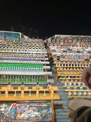 ▲有行家透露,套圈圈的區域分成三塊,前排便宜小物套開心的,中間飲料啤酒拼回本小賺,後面高價酒品拼贏錢。(圖/爆廢公社) ▲有行家透露,套圈圈的區域分成三塊,前排便宜小物套開心的,中間飲料啤酒拼回本小賺,後面高價酒品拼贏錢。(圖/爆廢公社)