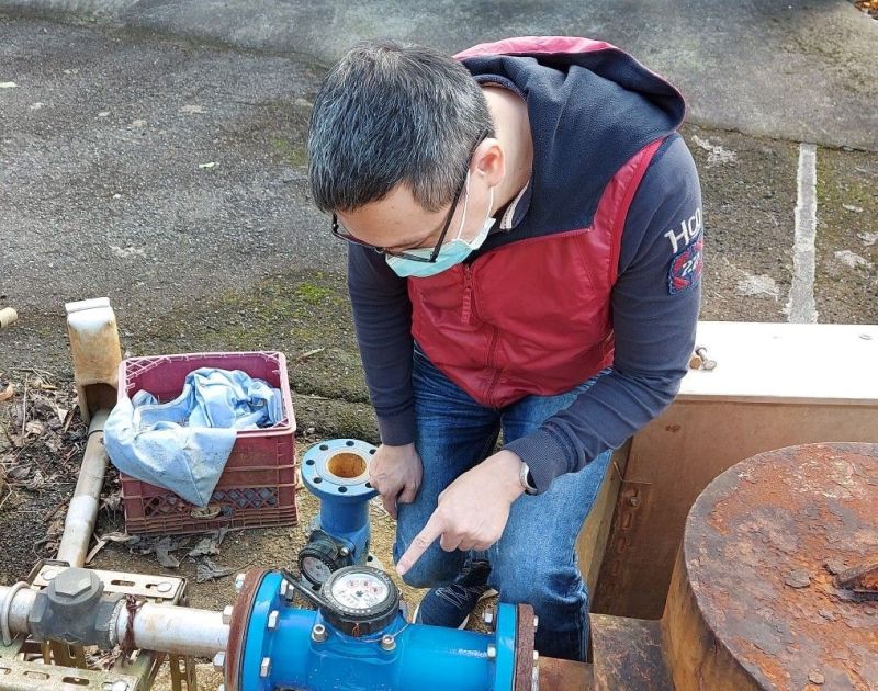 ▲水利局徵收溫泉取用費抄表作業，每半年查核一次。（圖 ／新北市政府水利局提供）