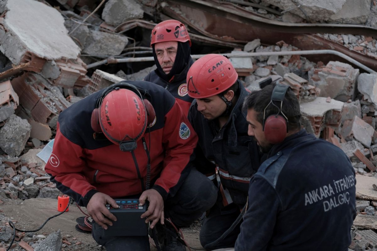 ▲土耳其與敘利亞邊境6日發生的規模7.8地震，已奪走至少3.4萬條人命，數字可能持續增加。（圖／美聯社／達志影像）