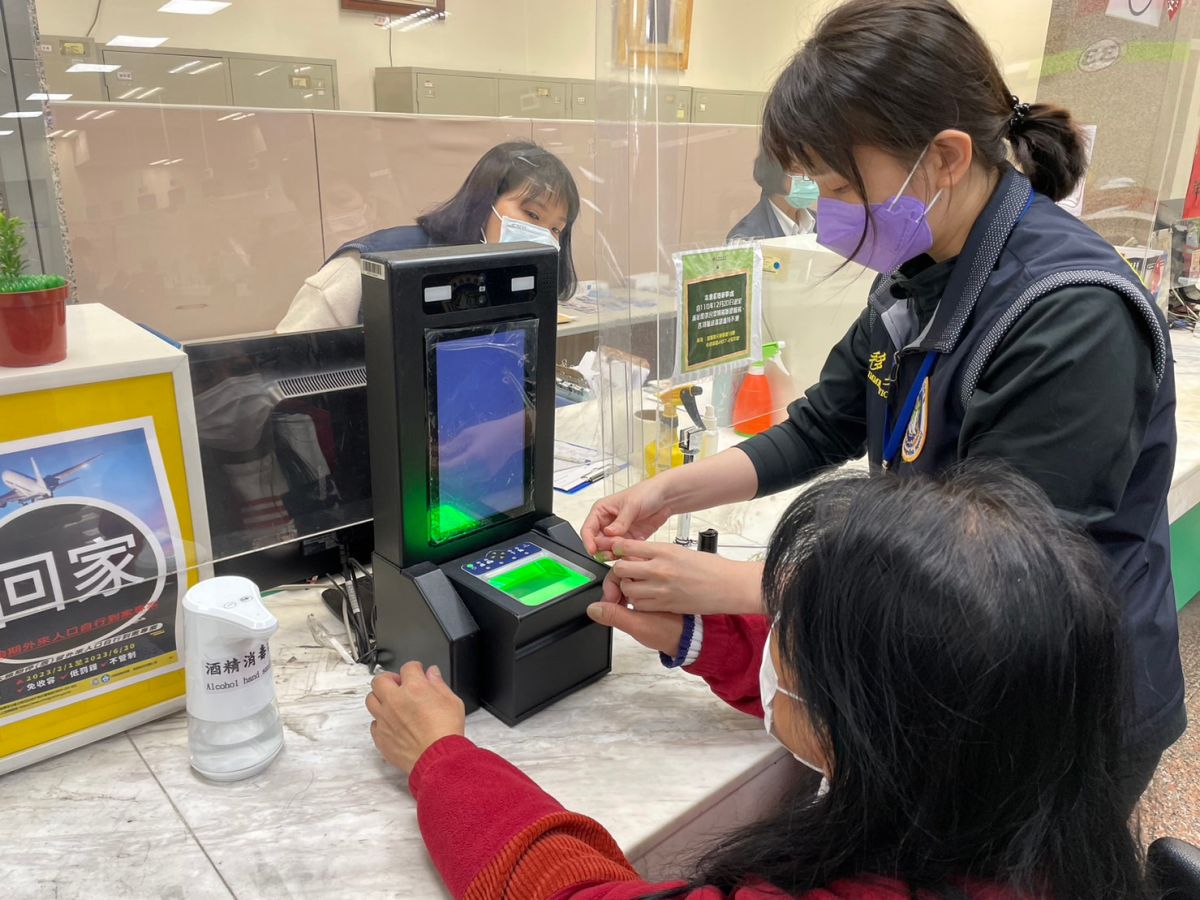 ▲菲律賓籍逾期人士蘿絲如願辦完「擴大自行到案專案」手續，準備回家。（圖／移民署）