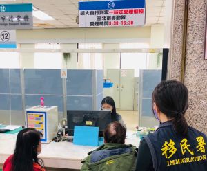 ▲台北市服務站1樓設立「一站式」受理櫃檯。（圖／移民署）