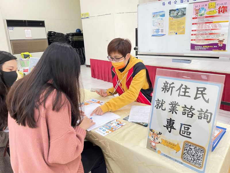 ▲就業員熱心服務新住民。（圖／桃園市政府）